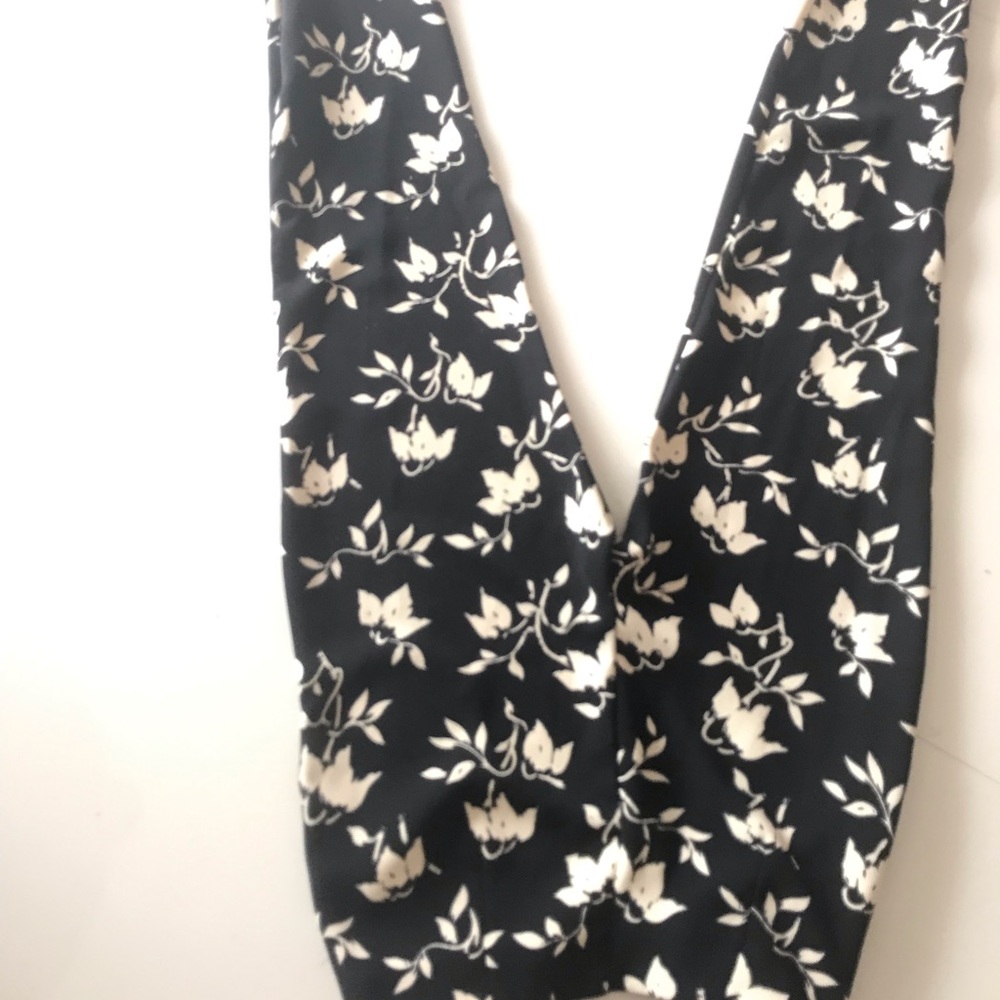 Lucy Paris black pants with flower print - Picture 4 of 5